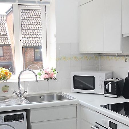 Chipad Mono - Quality City Centre Apartment, With Free Parking Space チチェスター エクステリア 写真
