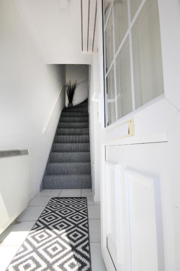 Chipad Mono - Quality City Centre Apartment, With Free Parking Space チチェスター エクステリア 写真