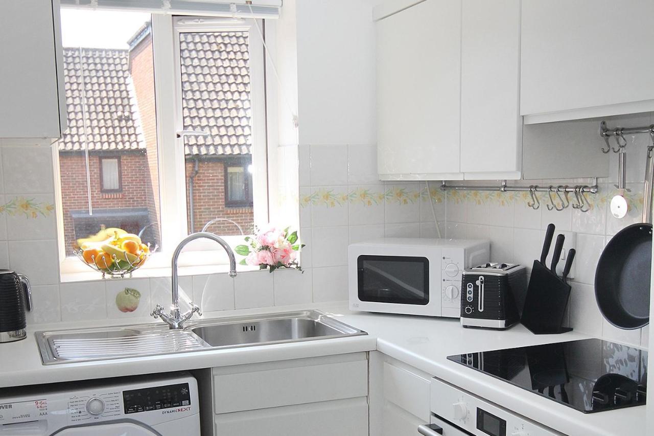 Chipad Mono - Quality City Centre Apartment, With Free Parking Space チチェスター エクステリア 写真